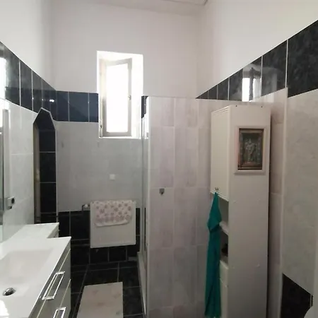 Anna Vendeghaz Daire *